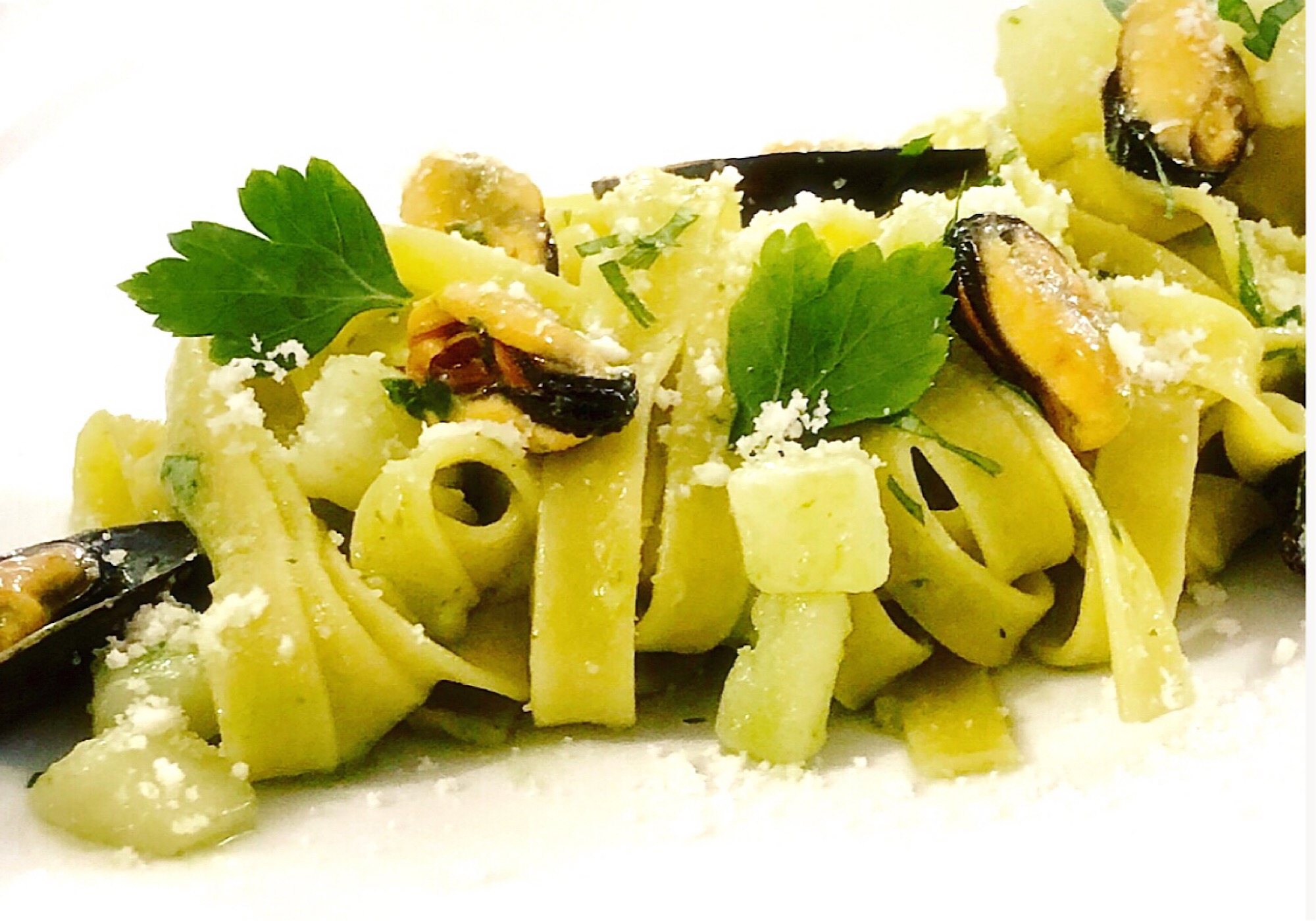 Fettuccine cozze, patate, pecorino e pesto all'olio extravergine di oliva -  Occhioallapentola